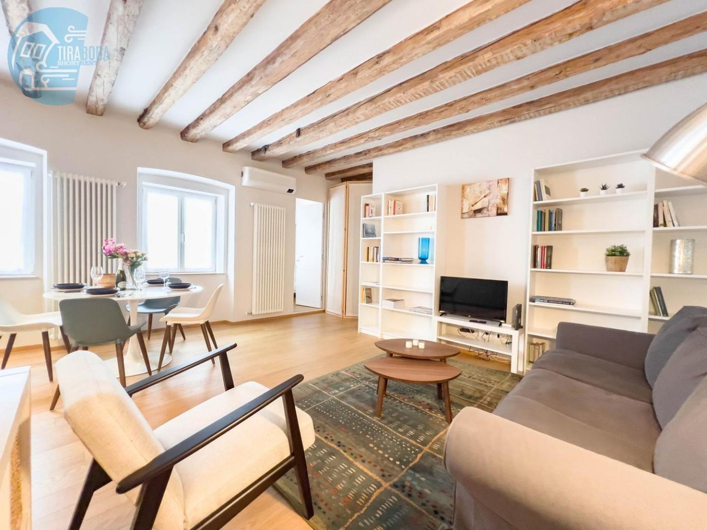 Mazzini 9 Tirabora Short Rent Apartment Trieste Bagian luar foto