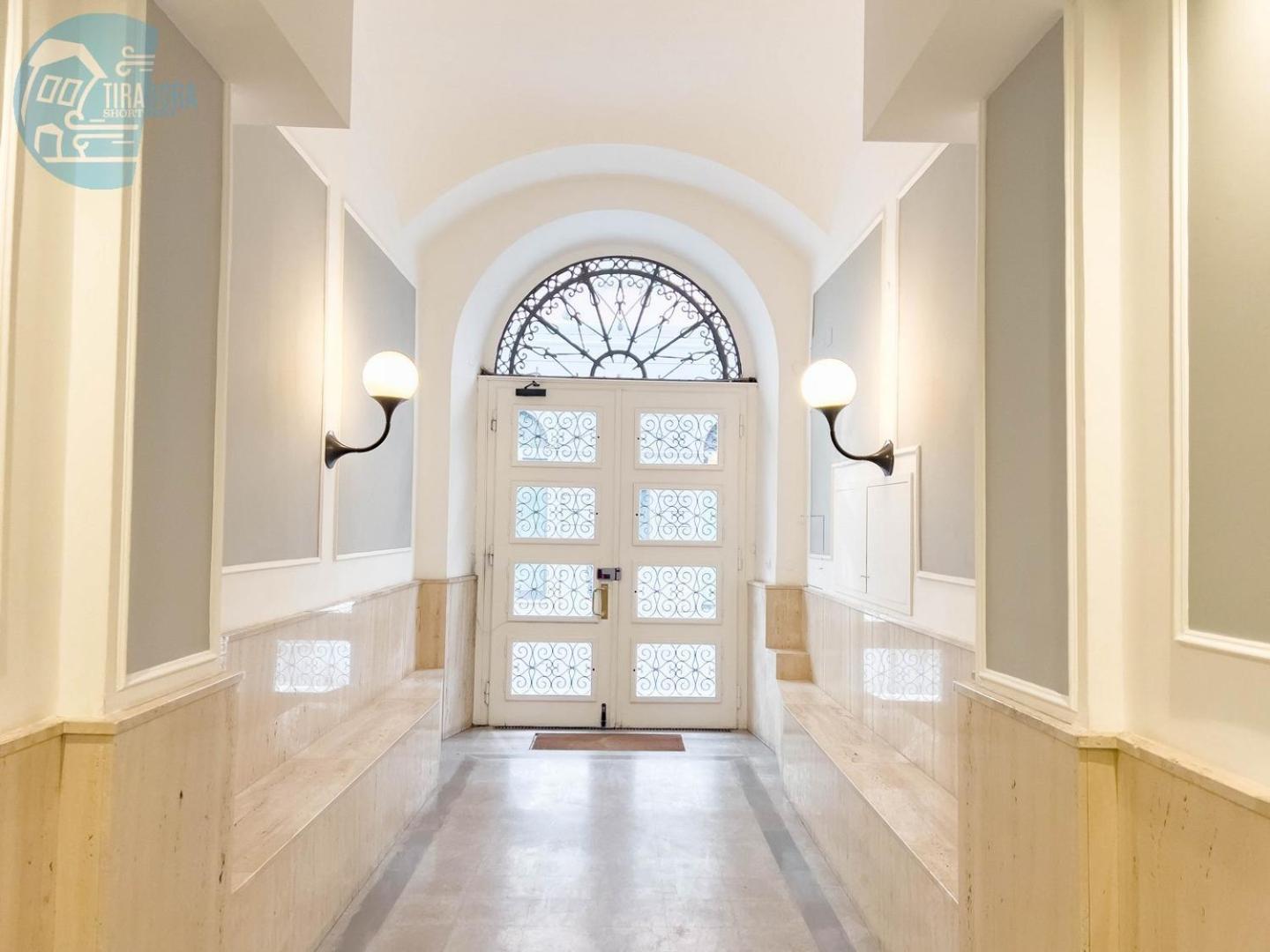 Mazzini 9 Tirabora Short Rent Apartment Trieste Bagian luar foto