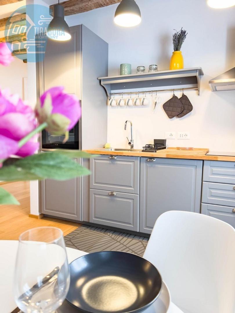 Mazzini 9 Tirabora Short Rent Apartment Trieste Bagian luar foto
