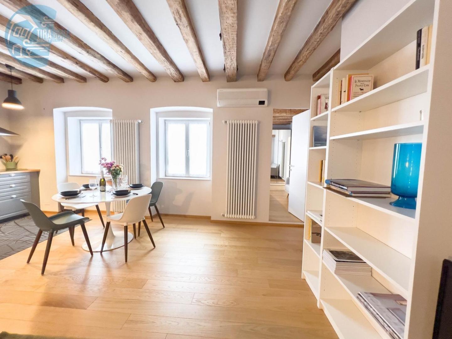 Mazzini 9 Tirabora Short Rent Apartment Trieste Bagian luar foto