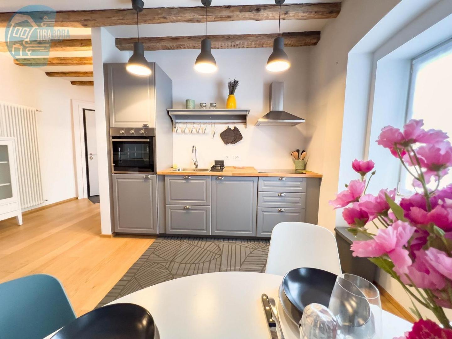 Mazzini 9 Tirabora Short Rent Apartment Trieste Bagian luar foto