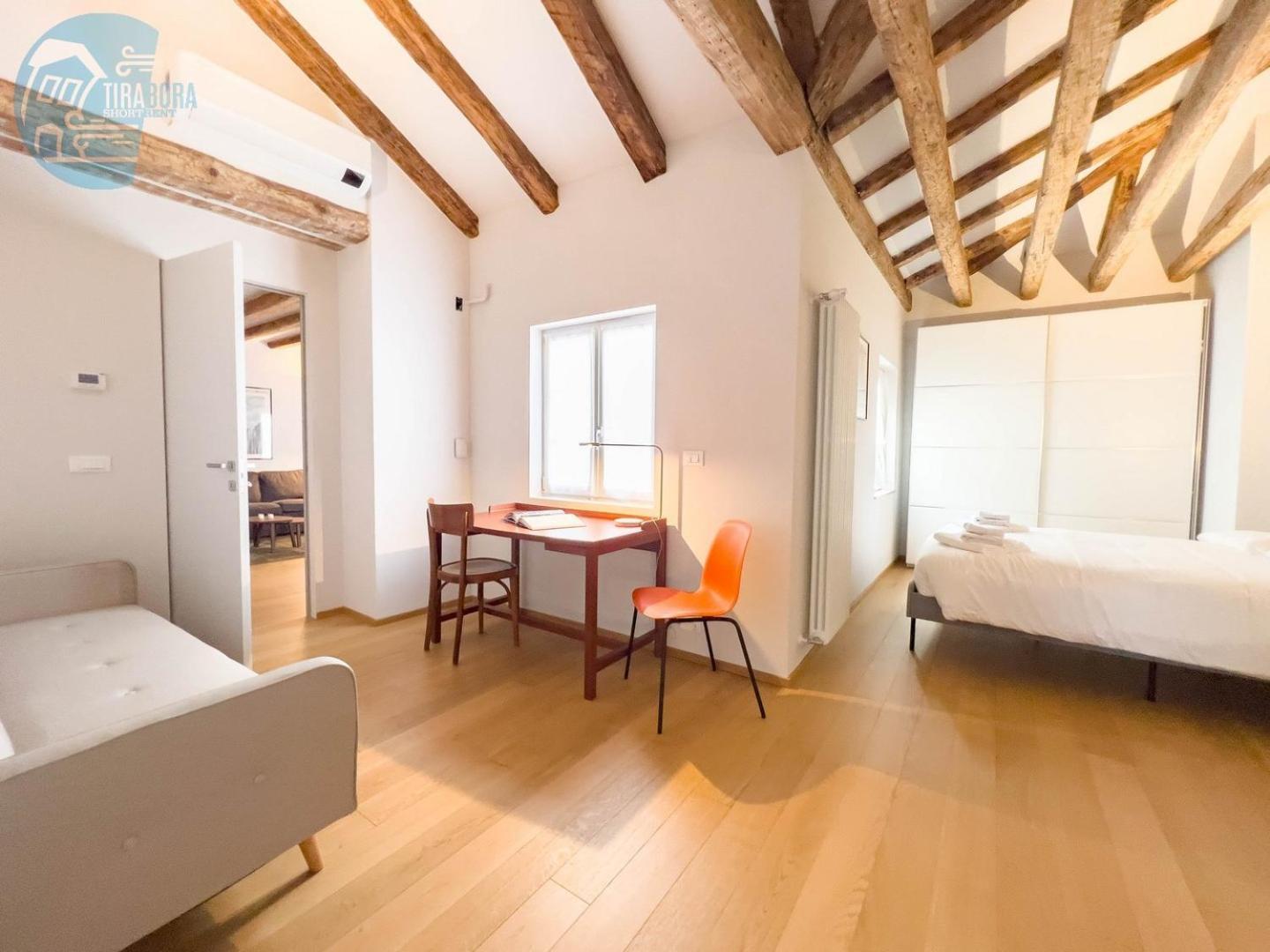 Mazzini 9 Tirabora Short Rent Apartment Trieste Bagian luar foto