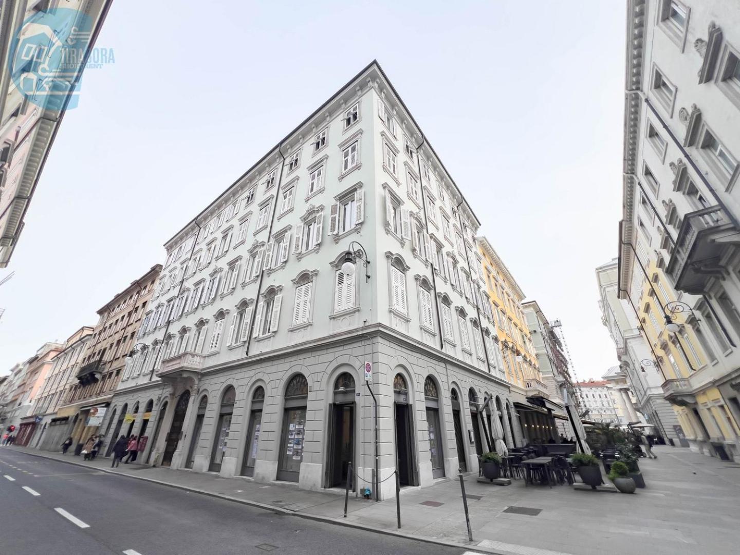 Mazzini 9 Tirabora Short Rent Apartment Trieste Bagian luar foto