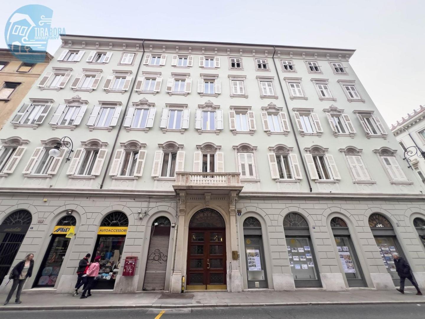 Mazzini 9 Tirabora Short Rent Apartment Trieste Bagian luar foto