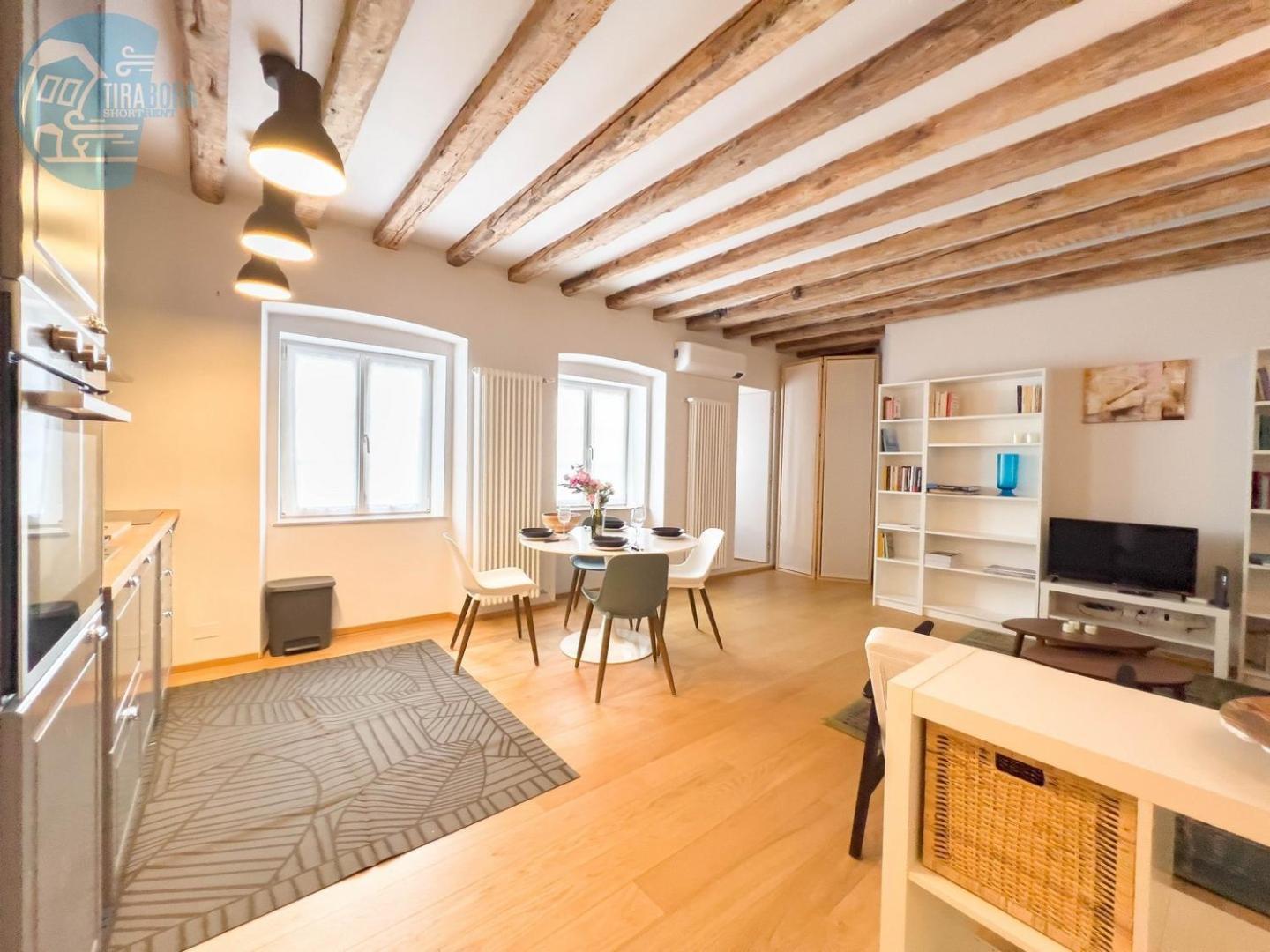 Mazzini 9 Tirabora Short Rent Apartment Trieste Bagian luar foto