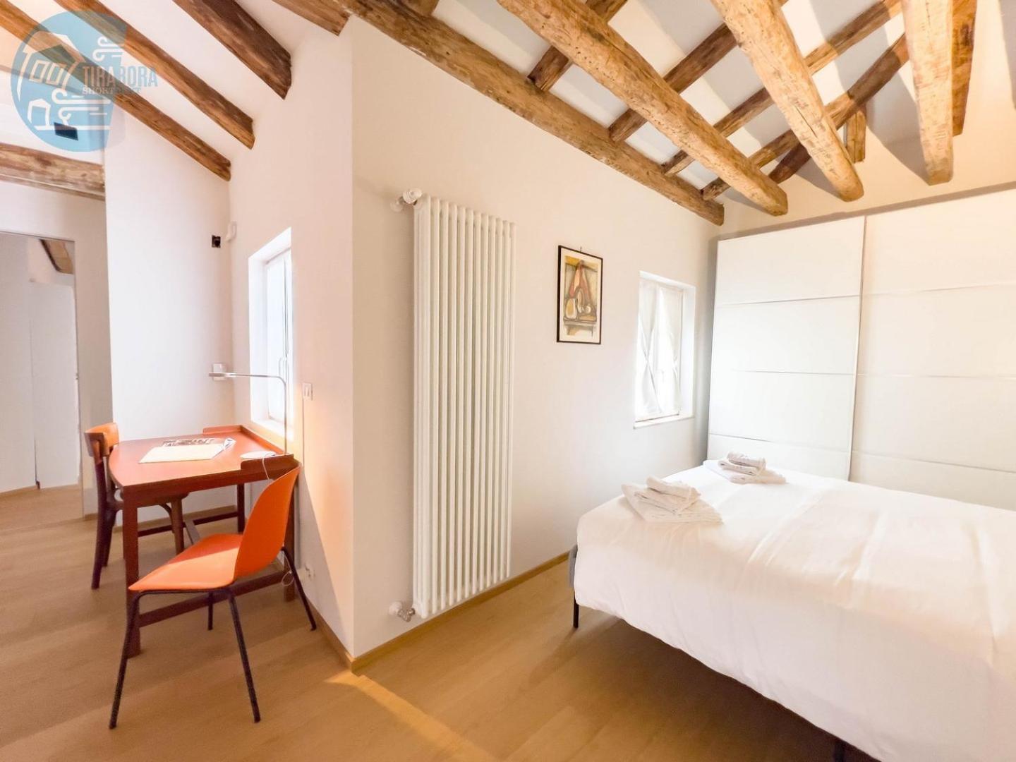 Mazzini 9 Tirabora Short Rent Apartment Trieste Bagian luar foto