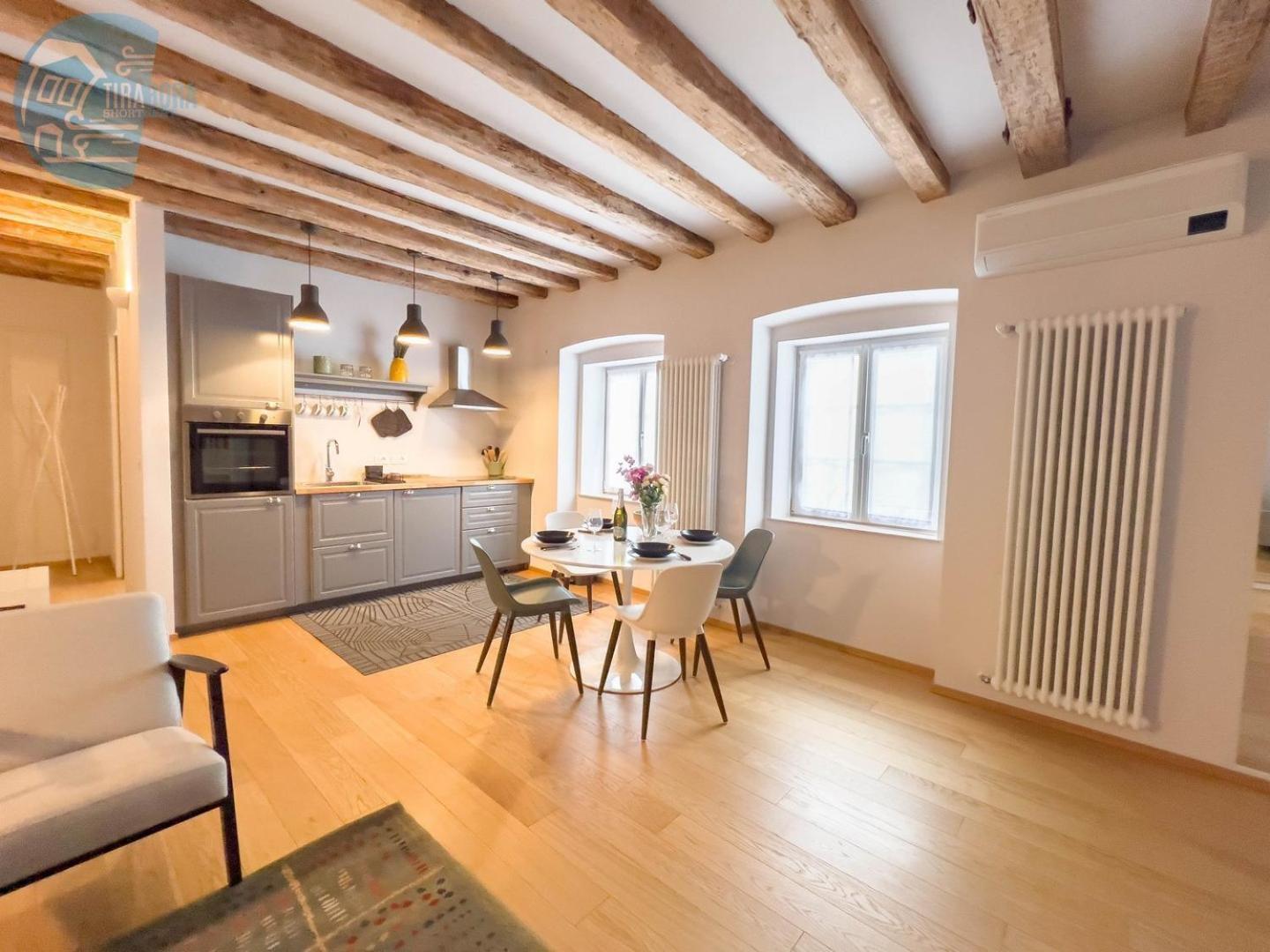 Mazzini 9 Tirabora Short Rent Apartment Trieste Bagian luar foto