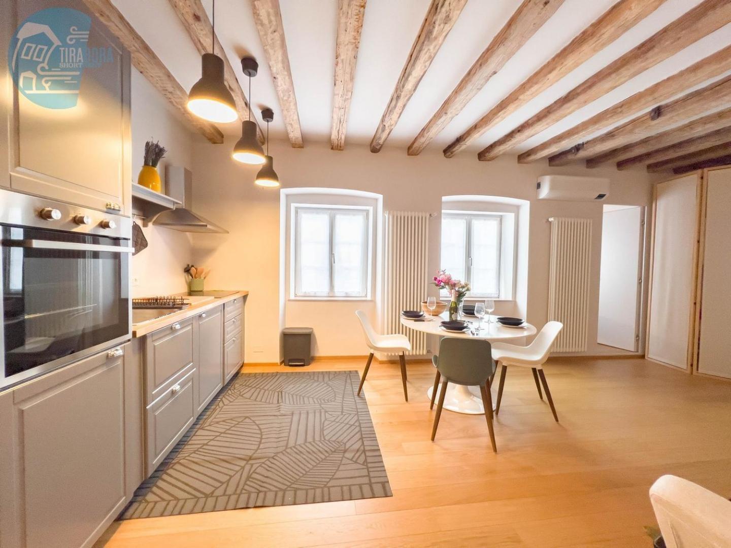 Mazzini 9 Tirabora Short Rent Apartment Trieste Bagian luar foto