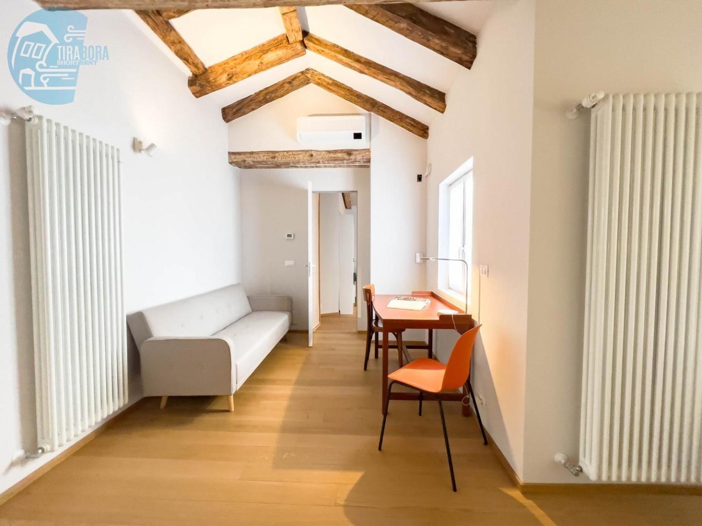 Mazzini 9 Tirabora Short Rent Apartment Trieste Bagian luar foto